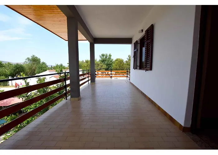 In Starigrad-paklenica 35542 Appartement *